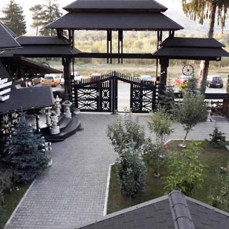 ホテル Complex Lions Bucovina ヴォロネツ エクステリア 写真