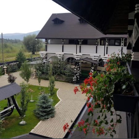 ホテル Complex Lions Bucovina ヴォロネツ エクステリア 写真