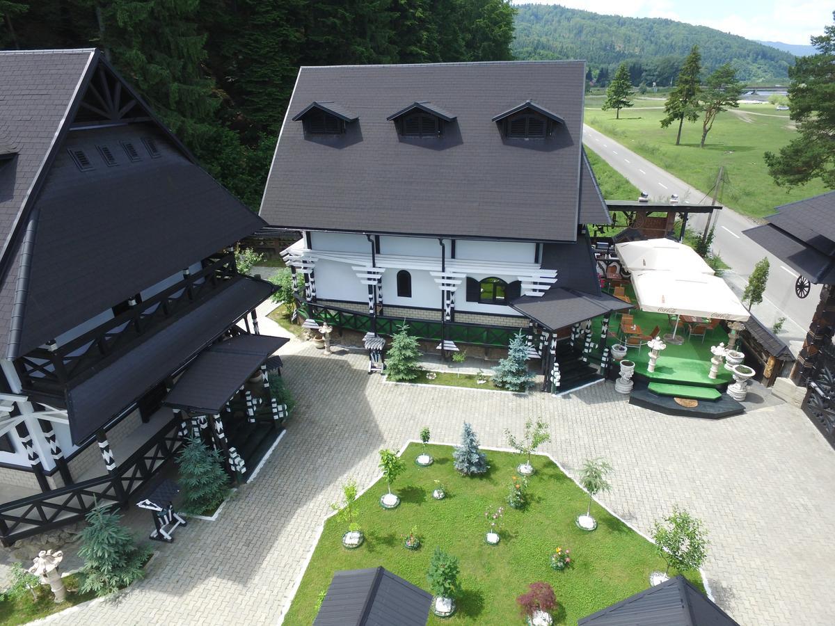ホテル Complex Lions Bucovina ヴォロネツ エクステリア 写真