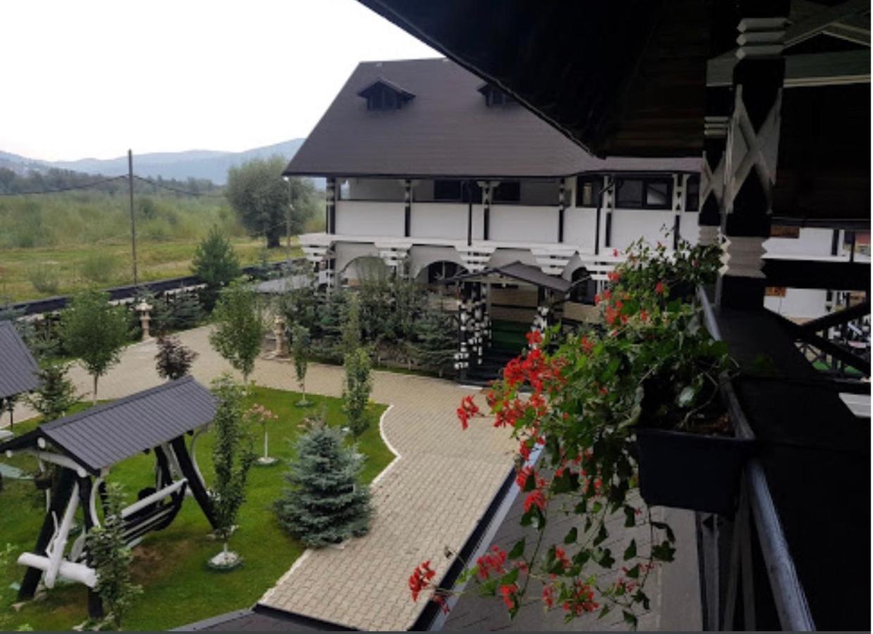 ホテル Complex Lions Bucovina ヴォロネツ エクステリア 写真